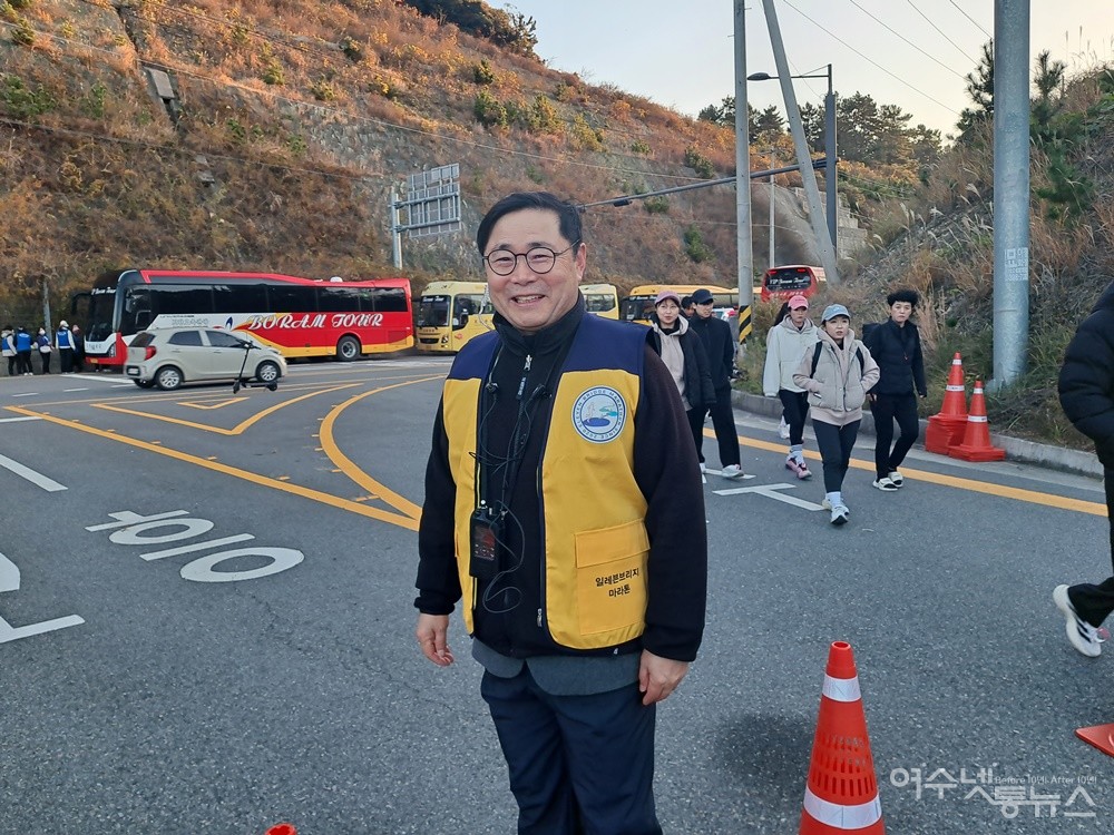 ▲ 김경호 조직위원장이 일손이 부족하다며 자원봉사에 직접 나섰다.ⓒ조찬현