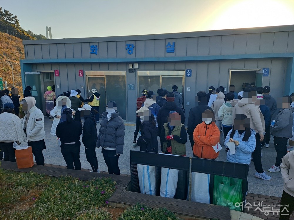 ▲ 탈의실과 화장실 등 편의시설이 부족해 화장실은 북새통을 이뤘다.ⓒ조찬현