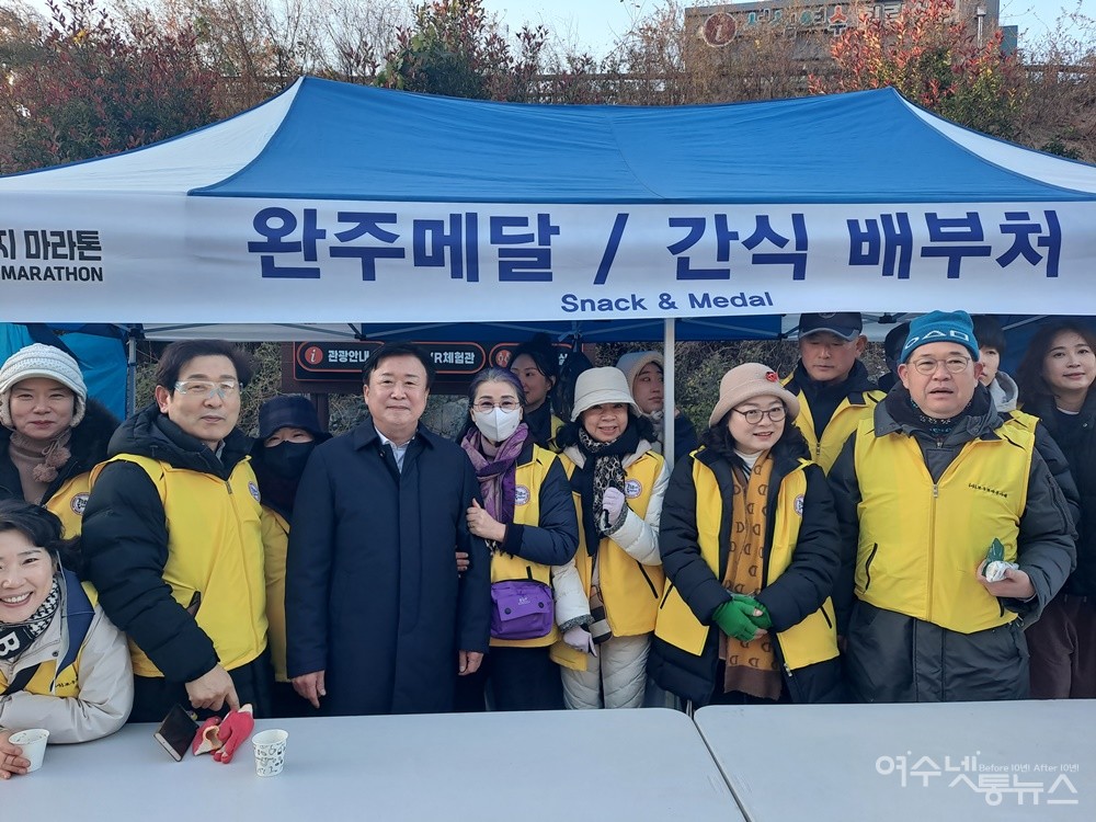 ▲ 정기명 여수시장이 자원봉사자들과 함께 기념촬영을 하고 있다.ⓒ조찬현