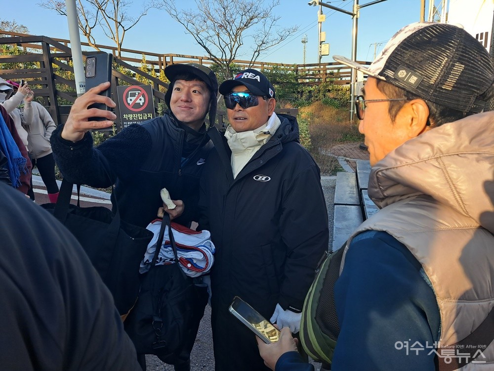 ▲ 대회에 참가한 한 마라토너가 이봉주 선수와 기념촬영을 하고 있다. ⓒ조찬현