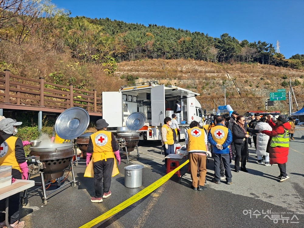 ▲ 자원봉사자들이 대회 참가자들에게 떡국을 배식하고 있다. ⓒ조찬현