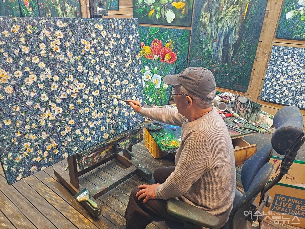 ▲ 강종열 화가는 요즘 ‘하얀 동백꽃’ 연작에 몰두하고 있다. ⓒ조찬현