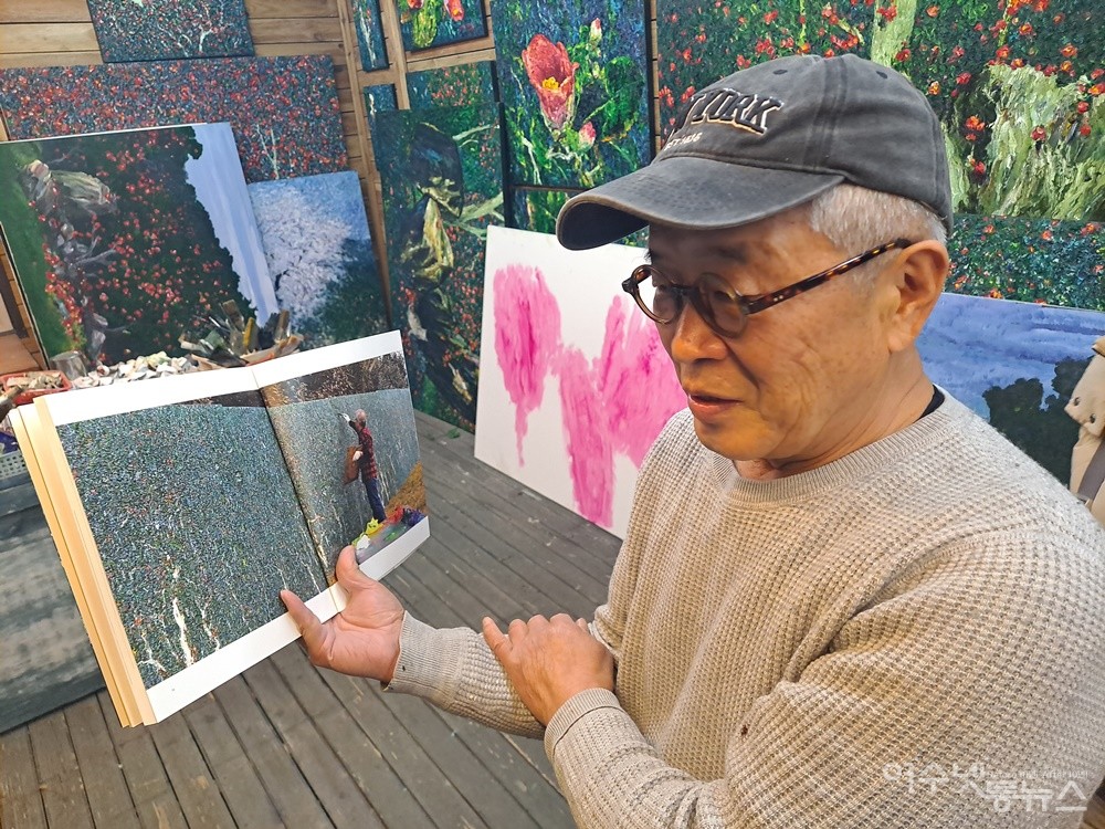 ▲ 강종열 예술의 대표적 이미지가 담긴 대작 동백꽃 작품이다. ⓒ조찬현