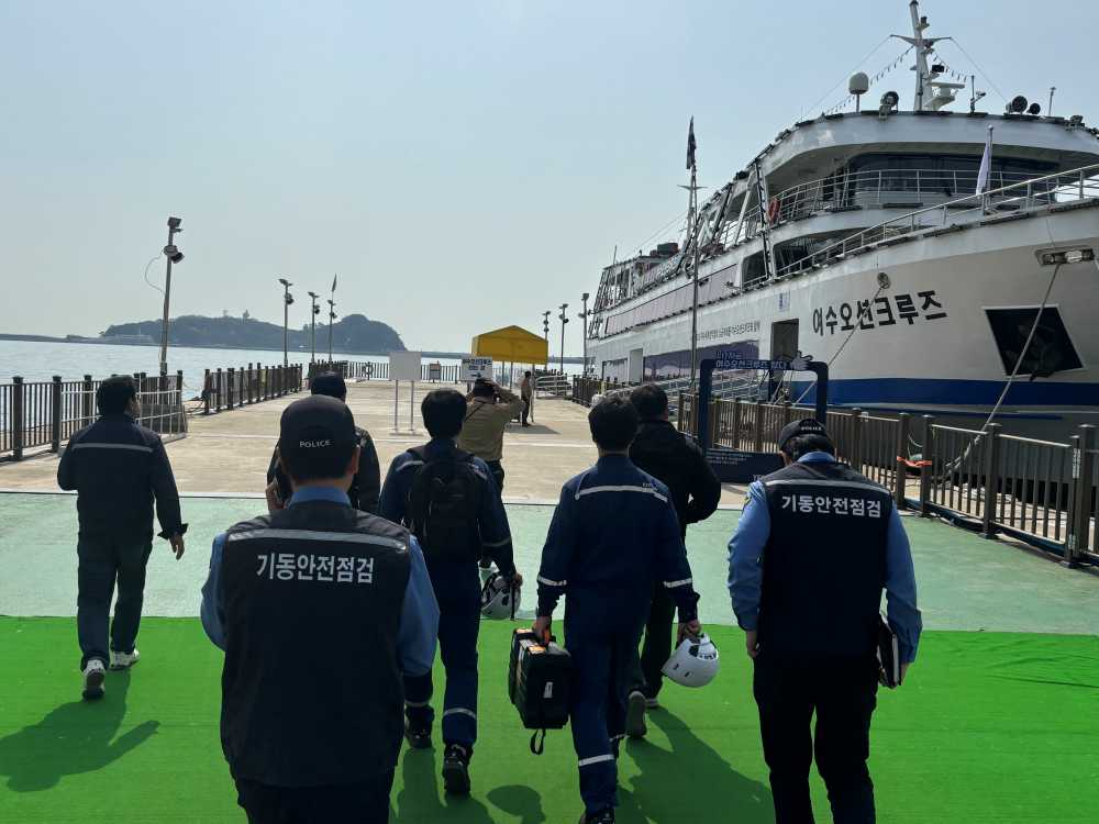 ▲여수해경이 다중이용선박 대상 현장점검중인 모습 ⓒ여수해양경찰서