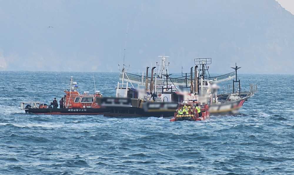 ▲지난해 11월 여수 해상서 낚시어선이 좌초되어 여수해경이 구조중인 모습 ⓒ여수해양경찰서