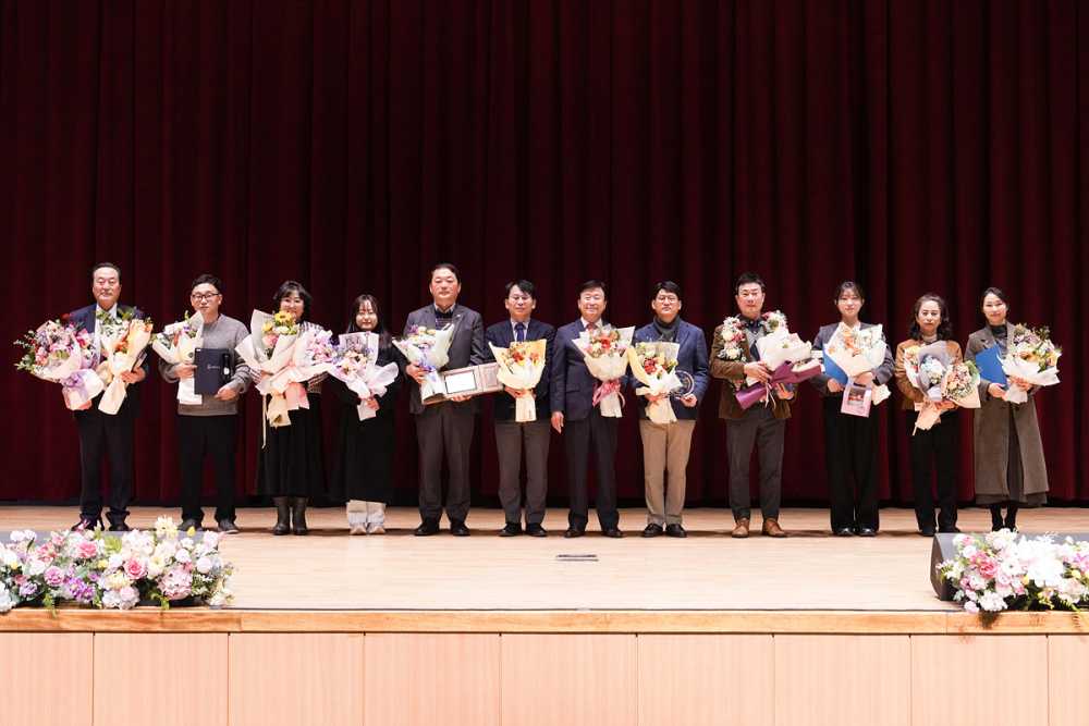 ▲지난 2일 여수문화홀에서 열린 12월 직원 정례회에서 ‘2025년 여수시 자랑스러운 기업인’을 시상했다. ⓒ여수시