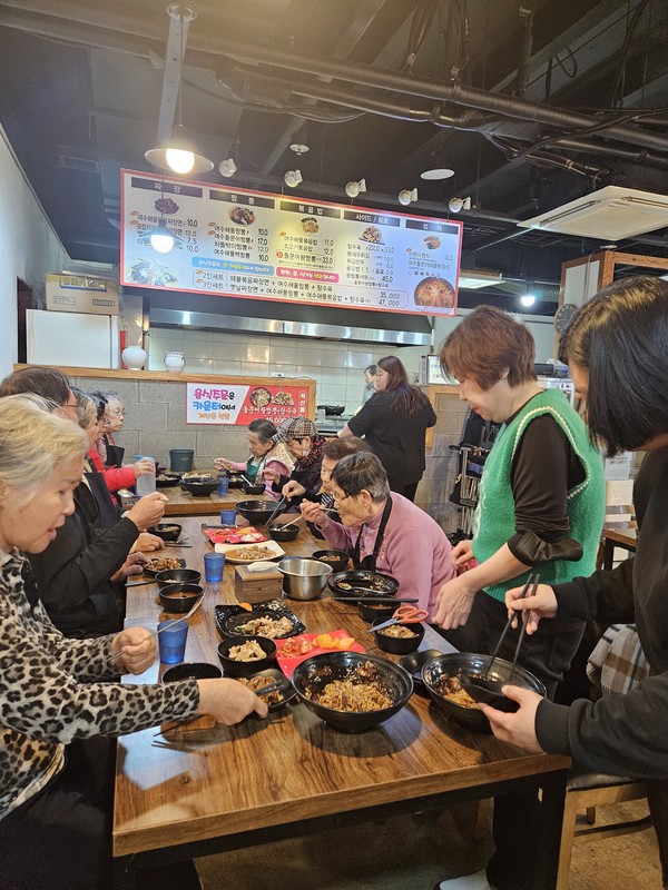 ▲ 청춘짬뽕 후원으로 맛있게  식사를 하고 있는 모습ⓒ 김연우