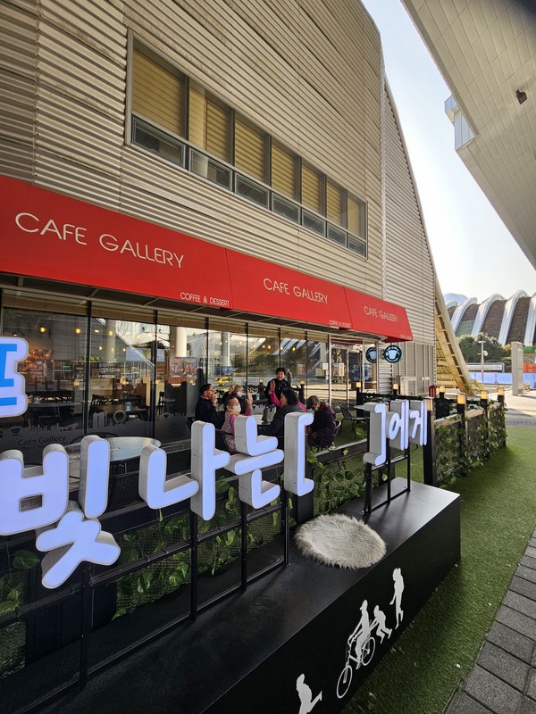 ▲  감성 카페에서 담소를 나누고며 서로 화이팅!! 하고 있는  어르신모습 ⓒ김연우