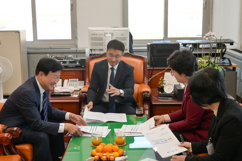 ▲  지난 11월 14일 내년도 정부 예산안에 대한 국회 심의를 앞두고 지역 주요 현안사업의 국비 증액을 위해 국회를 방문했다.ⓒ여수시