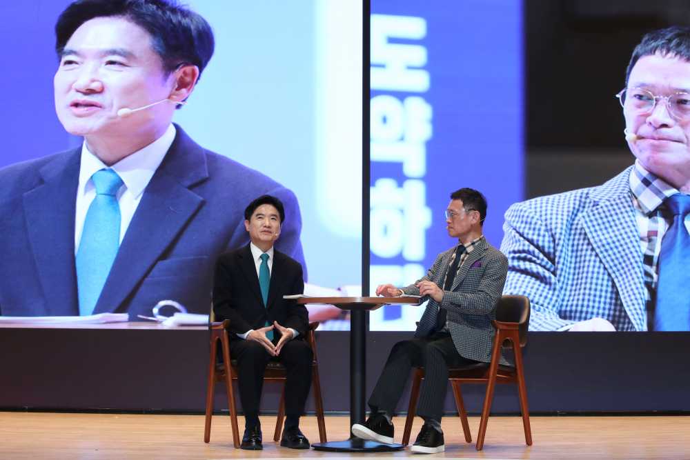 ▲김대중 전라남도교육감이 3일 화순 하니움문화스포츠센터에서 열린 ‘2026 전남교육 주요업무계획 설명회’정책토크를 진행하며, 전남교육청이 추진 중인 헌법·의(義)교육 방향을 밝히고 있다. ⓒ전라남도교육청