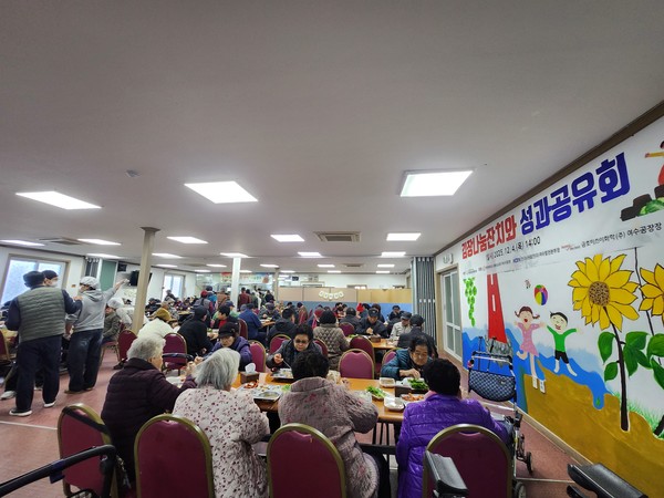 ▲ 경로식당 이용 어르신들께서 김장김치와 맛있는 한 끼를 드시고 계신다. 