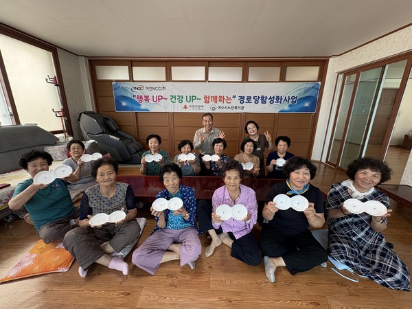 ▲ 어르신들과 함께한 즐거운 도자기도예 ⓒ여수시노인복지관