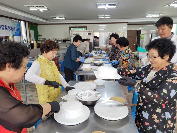 ▲나만의 케익을 만드는  베이커리체험  ⓒ여수시노인복지관