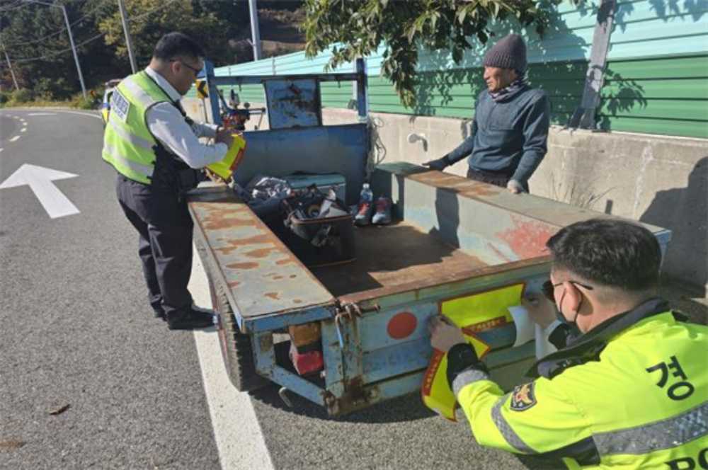 ▲보행보조용의자차에 고휘도 반사지 부착하는 모습  ⓒ여수경찰서
