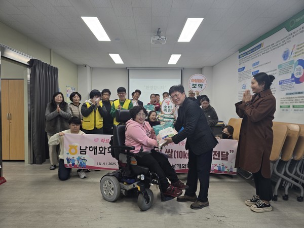 ▲ 남해화학에서 라르쉬장애인자립생화센터에 사랑의 쌀 전달 ⓒ라르쉬장애인자립생활센터