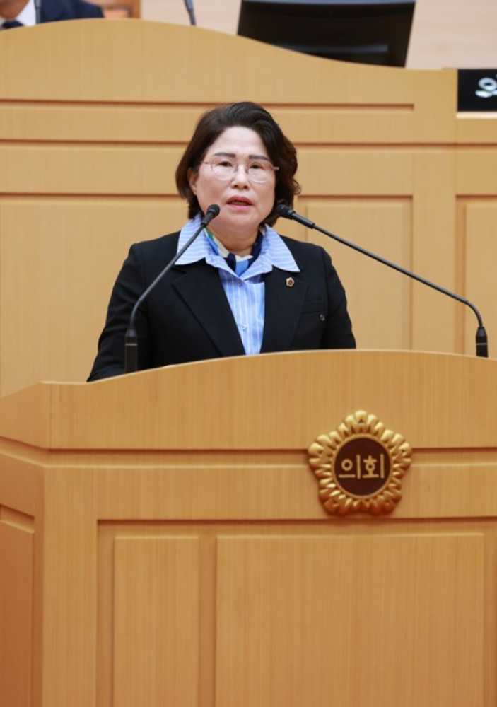 ▲ 제395회 제2차 정례회 제3차 본회의에서 ‘여수공항 활주로 연장 및 2026여수세계섬박람회 국제선 운항 지원 촉구 건의안’을 제안 설명하고 있다. ⓒ전라남도의회