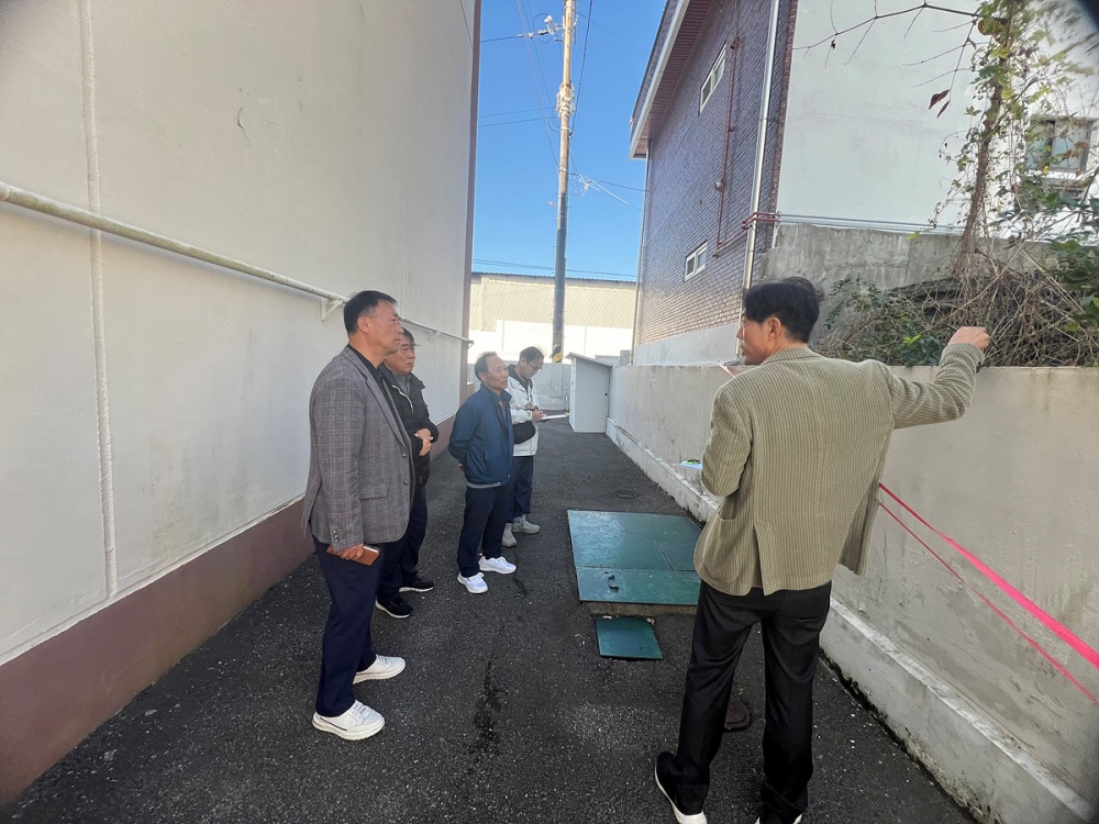 ▲여수시가 지난 10월 31일 연등동 삼송아파트 일원에서 안전관리자문단과 함께 담장을 점검하고 있다. ⓒ여수시