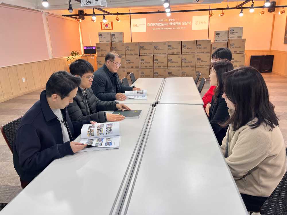 ▲DL케미칼 임직원들이 동백원을 방문해 장애인을 위한 위생용품 지원과 나눔의 뜻을 나누는 시간을 가졌다. ⓒ동백원