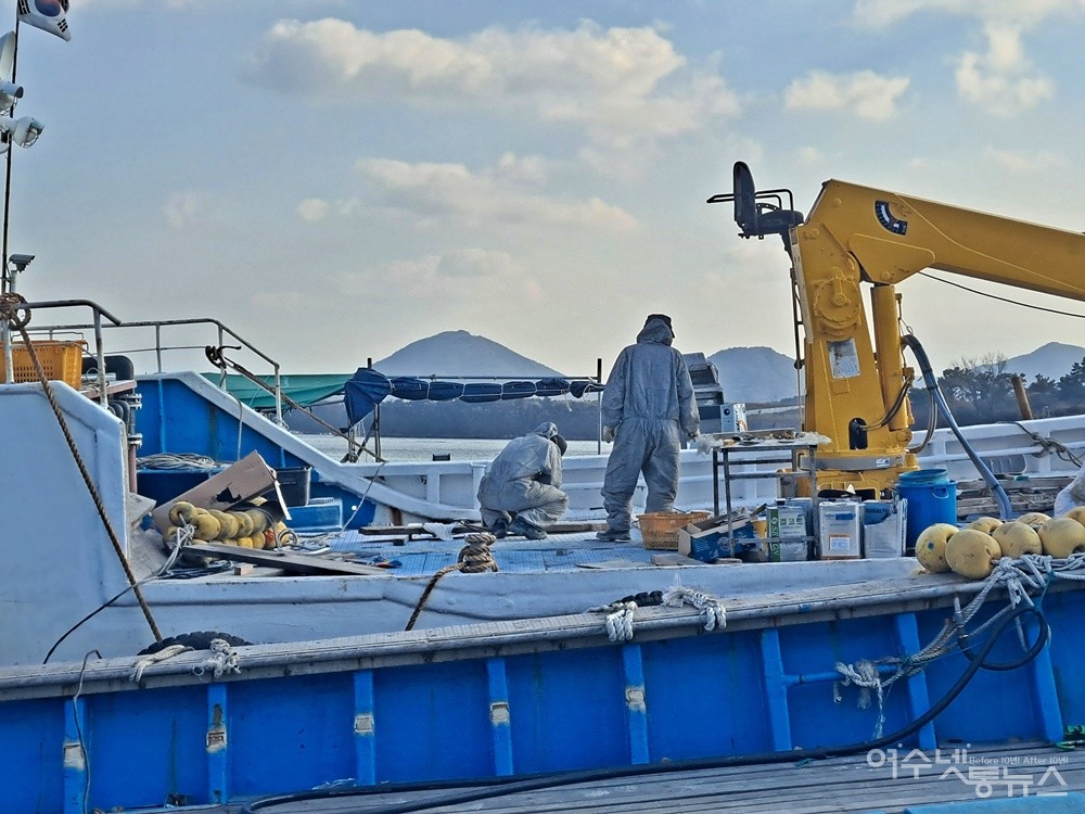 ▲ 작업자가 방진 마스크를 쓰고 절단 작업을 하고 있다. FRP 마감제인 겔코트가 선박에 실려있다.ⓒ조찬현