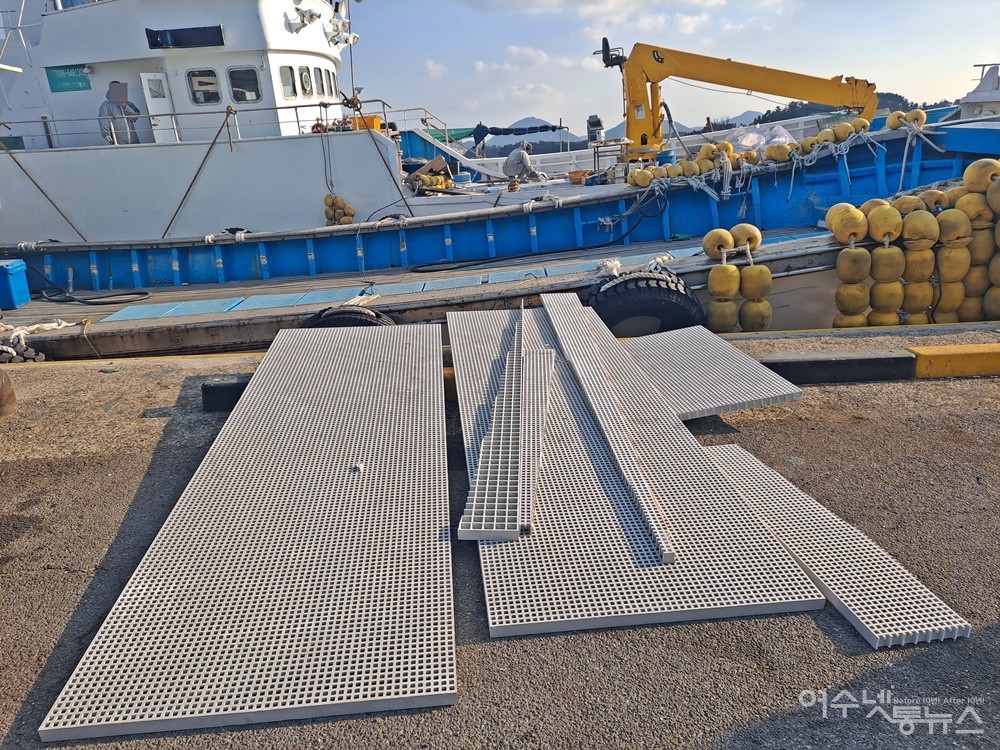 ▲ 여수시 국동 대경도 대합실 인근 해상에 정박 중인 선박에서 작업자가 방진 마스크를 쓰고 절단 작업을 하고 있다.ⓒ조찬현