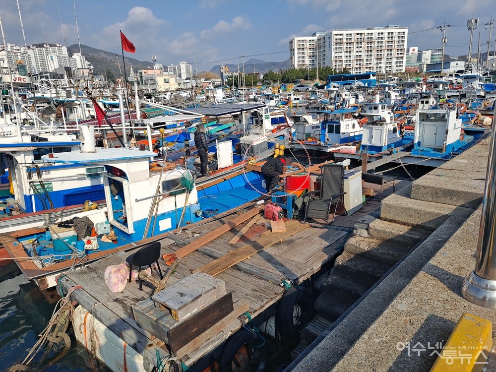 ▲ 여수 국동항에서 작업자가 어선 내부를 수리하고 있다. ⓒ조찬현