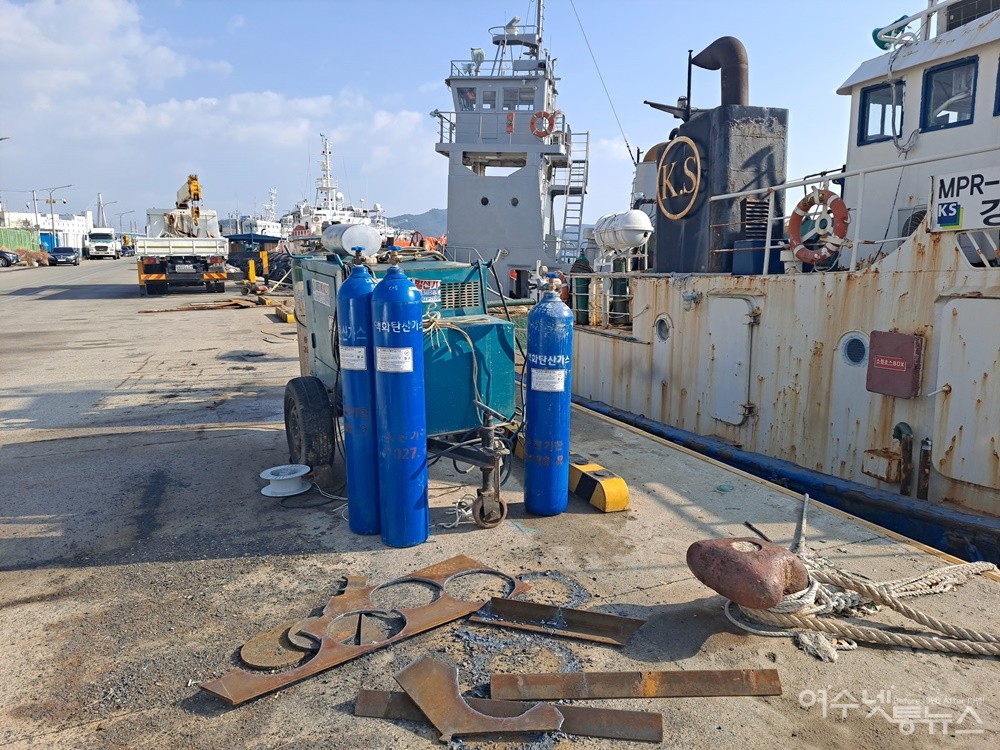 ▲ 선박 수리를 위해 크레인, 산소 용접기, 발전기 등 전문 장비까지 동원되었다. ⓒ조찬현