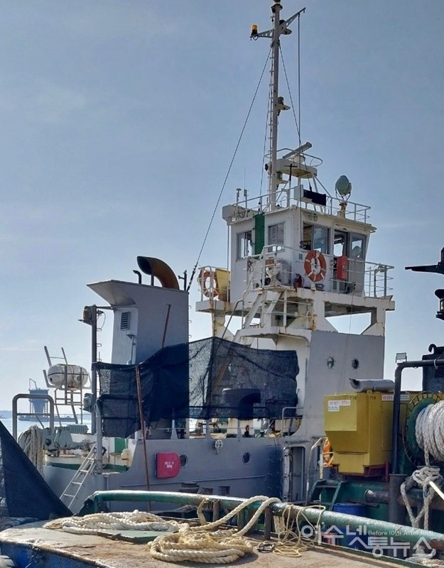 ▲ 여수시 국동 대경도 대합실 인근 해상에 정박 중인 선박에 작업용 내부 가림막을 설치했다. ⓒ제보자 제공