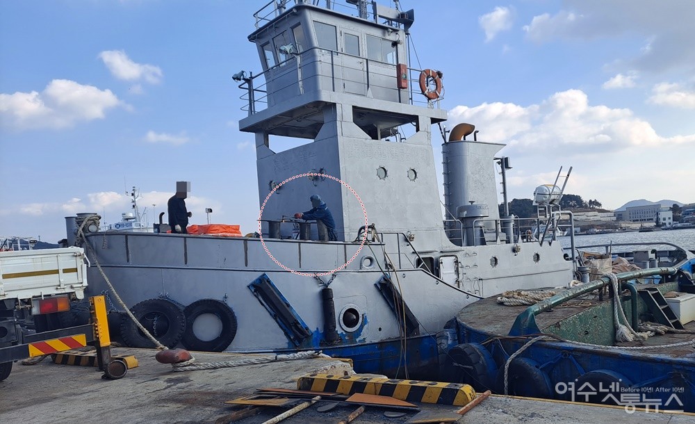 ▲ 여수 국동항 어선 내부에서 작업자가 용접작업을 하고 있다. ⓒ조찬현