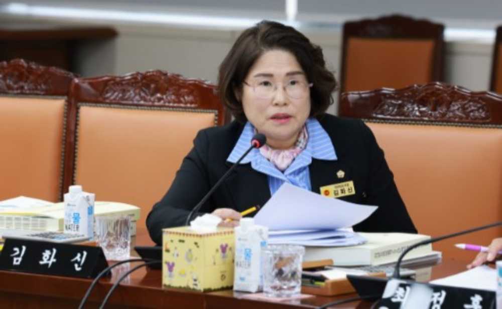 ▲ 2026년도 교육비특별회계 예산안 심사에서 학교예술강사 예산 감액 문제를 질의하고 있다. ⓒ전라남도의회