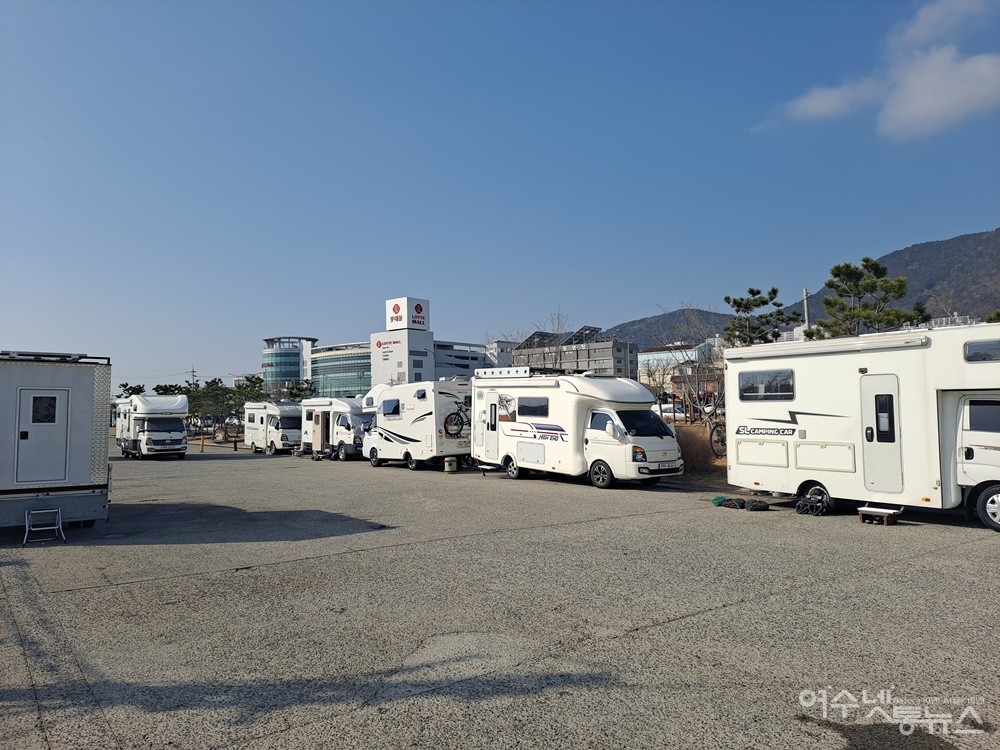 ▲ 여수 국동항 수변공원 근처에서 불법으로 주차 중인 캠핑카들이다. ⓒ조찬현