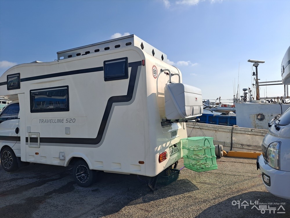 ▲ 캠핑카 주변에는 생선과 멸치 등 식재료를 말리는 등 곳곳에서 취사 및 생활 흔적이 엿보인다.ⓒ조찬현