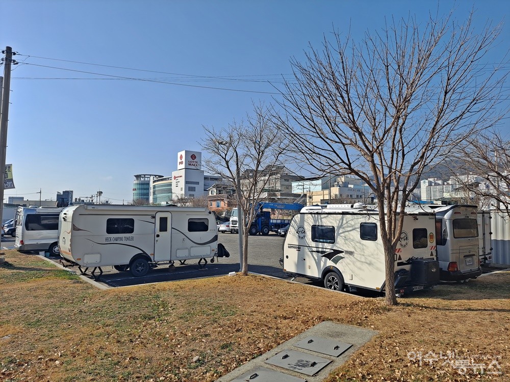 ▲ 여수 국동항 수변공원 주차장 내 알박기를 한 장기주차 캠핑카들이다. ⓒ조찬현