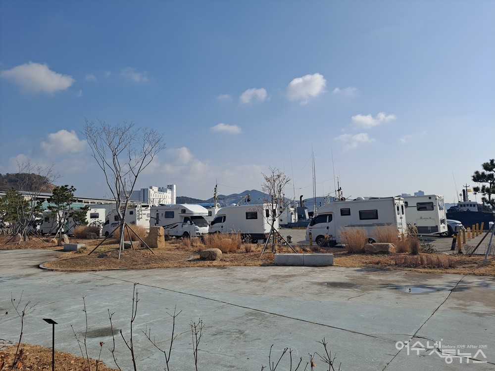 ▲ 여수 국동항 수변공원 근처에서 불법으로 주차 중인 캠핑카들이다. ⓒ조찬현