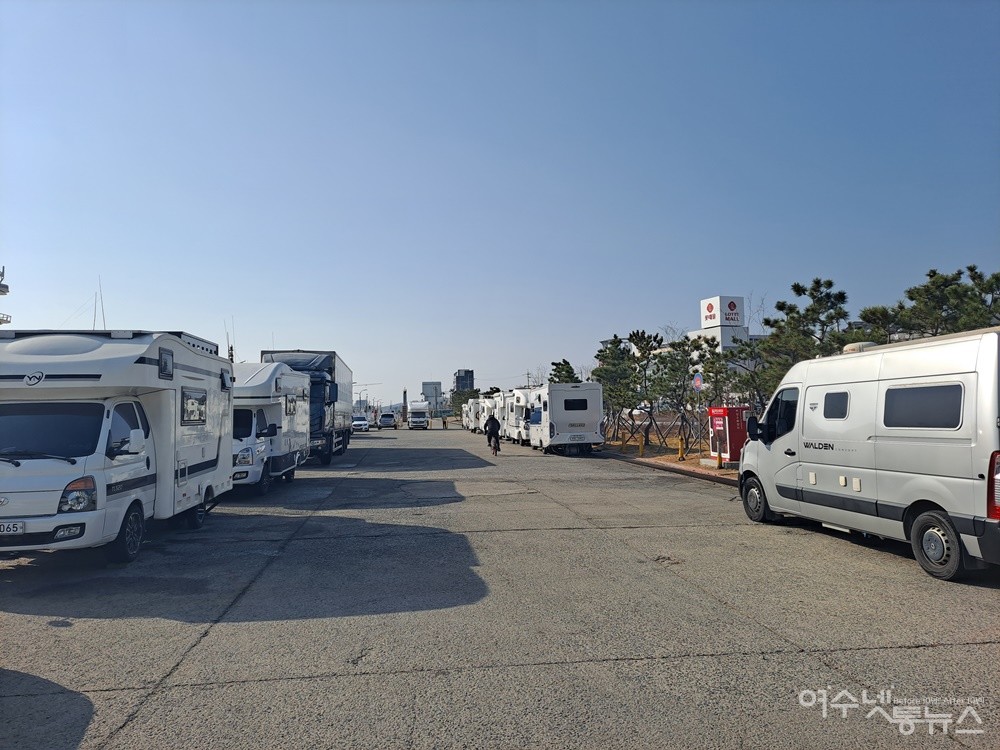 ▲ 여수 국동항 수변공원 근처에서 불법으로 주차 중인 캠핑카들이다. ⓒ조찬현