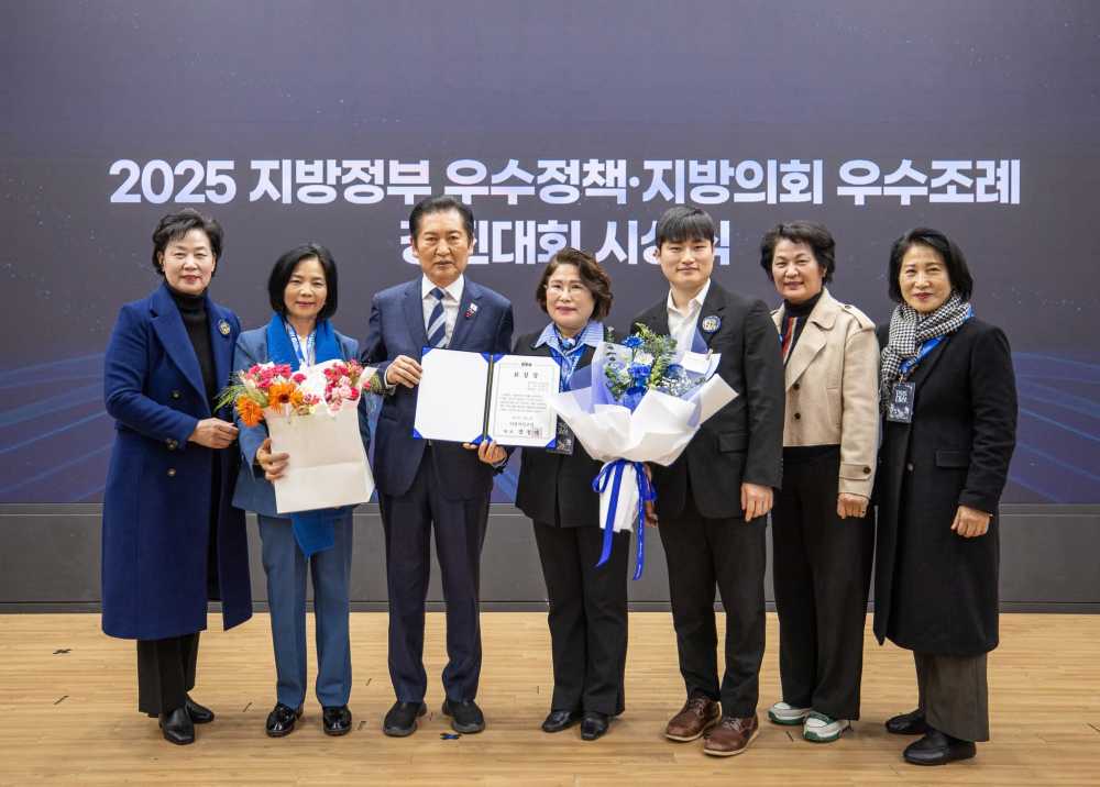 ▲더불어민주당 ‘2025 지방정부 우수 정책·지방의회 우수조례 경진대회’에서 정청래 당대표로부터 우수조례 1급 포상 상장을 수여받고 기념촬영을 하고 있다. ⓒ전라남도의회 ⓒ전라남도의회