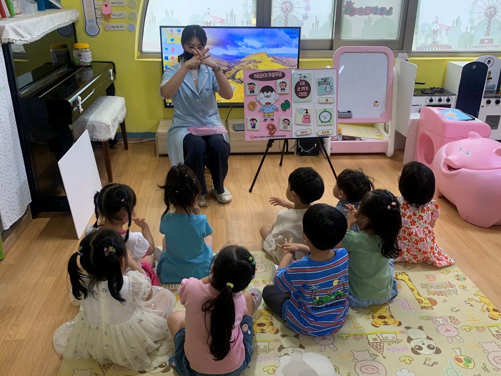 ▲여수시 어린이·사회복지급식관리지원센터는 올해 회원기관인 어린이집, 유치원 총 114곳 어린이 2,608명을 대상으로 ‘뽀득뽀득! 나는 손 씻기 대장’ 손 씻기 위생교육을 진행해 손 씻기의 중요성을 알렸다. ⓒ여수시