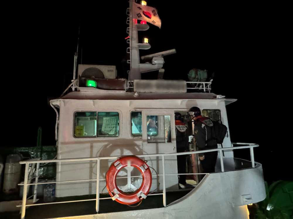 ▲여수해경 경비함정 경찰관들이 예인선에 등선하여 검문검색을 진행중이다 ⓒ여수해양경찰서