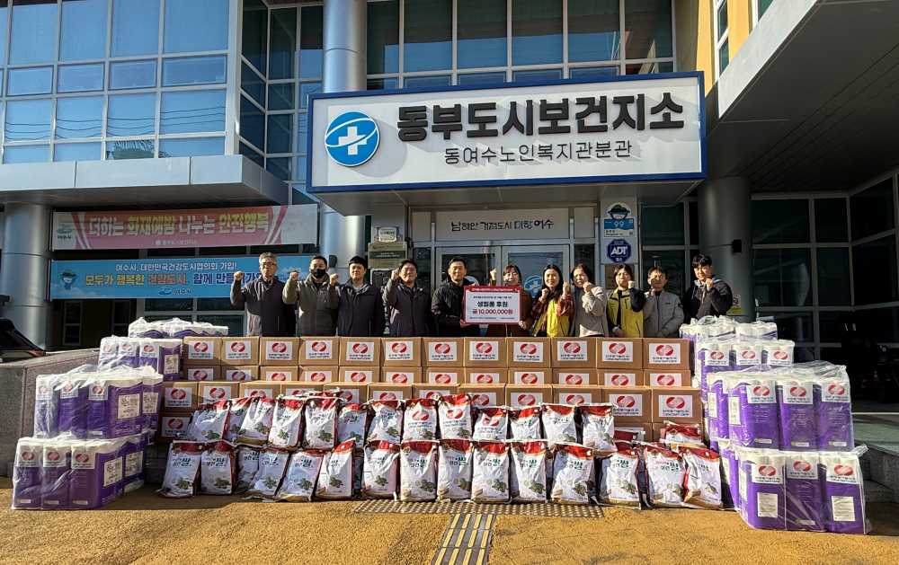 ▲1,100만 원 상당의 생필품 및 식료품 세트를 전달받았다.ⓒ동여수노인복지관분관