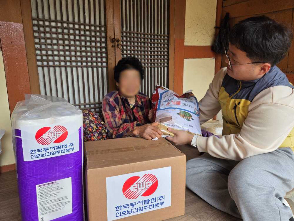 ▲쌀 전달 모습 ⓒ동여수노인복지관분관