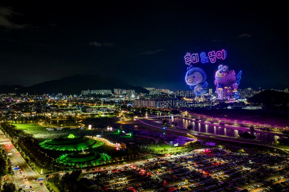 ▲ 지난 10월 오천그린광장에서 열린 '올텐가'의 시그니처 캐릭터 드론쇼 ⓒ순천시