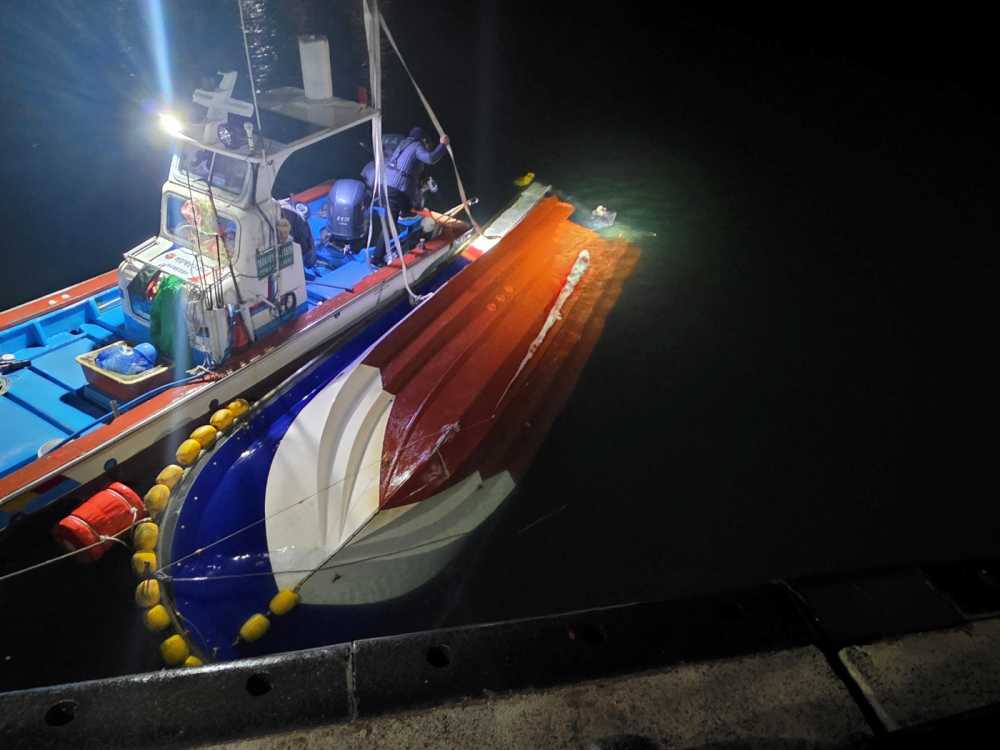 ▲ 인양작업 중인 사고선박 A호. ⓒ여수해양경찰서