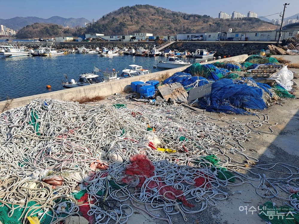▲ 여수 소호동 물양장에는 폐어구와 생활쓰레기가 뒤섞인 채 널브러져 있다. ⓒ조찬현