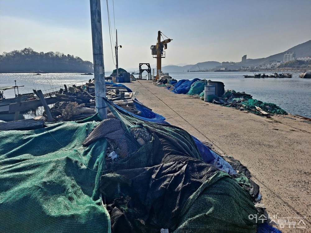 ▲ 여수 소호동 항호마을 앞 방파제 진입로 양쪽에 산더미처럼 쌓인 그물과 폐어구다. ⓒ조찬현