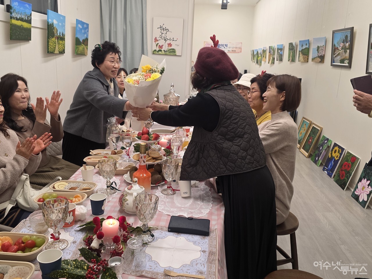 ▲ 양은주 작가 개인전 '내가 걸어온 길'에 강용자 회장이 축하 꽃다발을 전하고 있다 ⓒ심명남