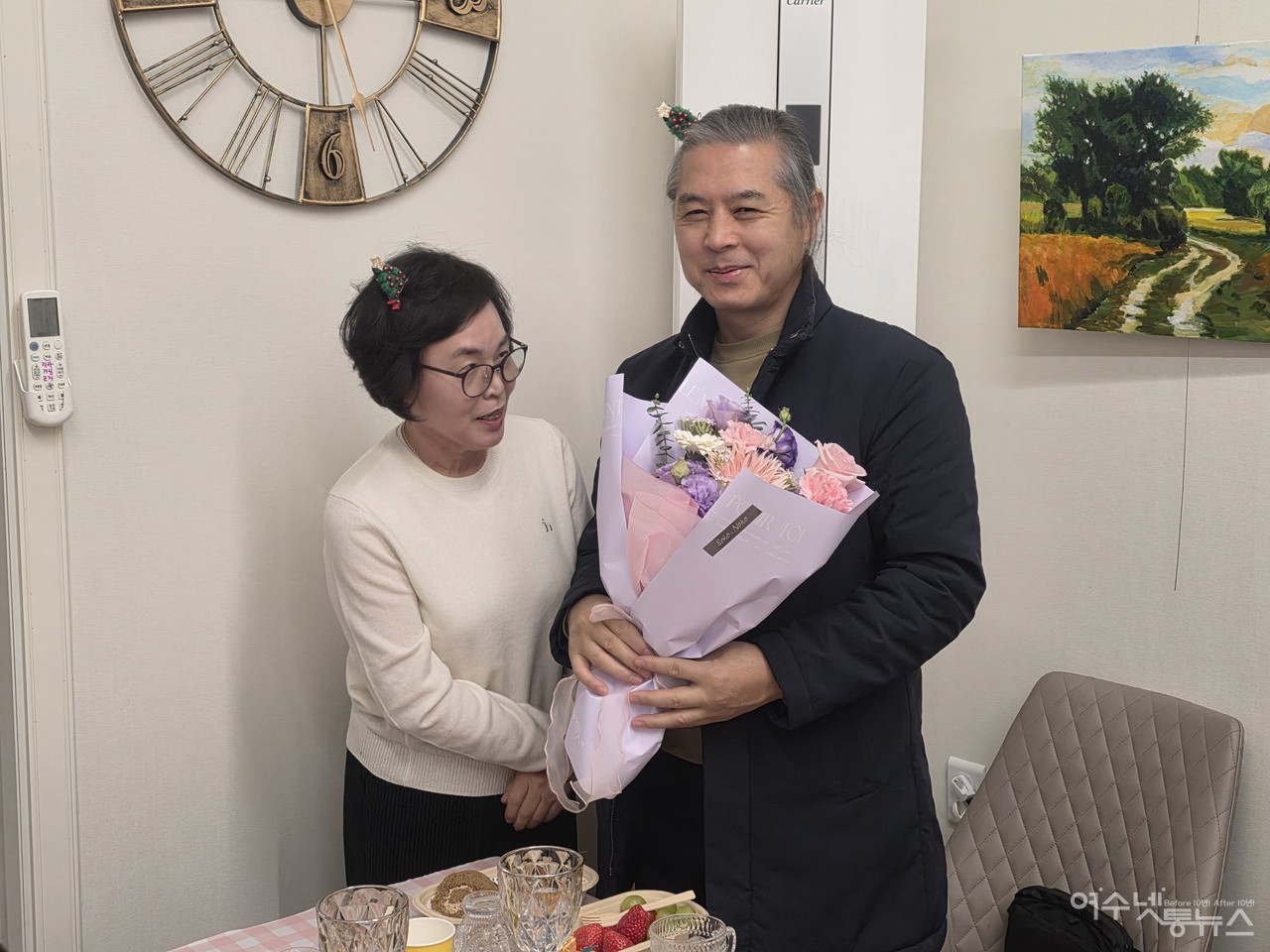 ▲ 양은주 작가 개인전에 회원들을 지도해준 박금만 작가에게 한 회원이 꽃다발을 전하고 있다 ⓒ심명남