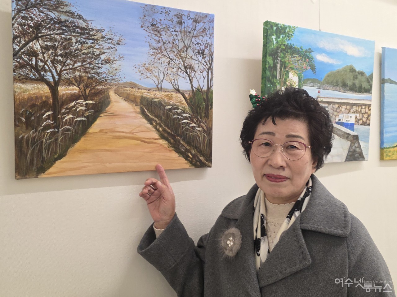 ▲ 양은주 작가 개인전에 자신이 그린 합천 황매화길이 가장 마음에 든다고 가리켰다 ⓒ심명남