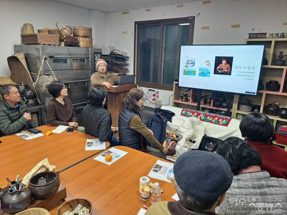 ▲ 섬의 전통 먹거리와 현대 식생활에 대해 김명진 강사(여수향토요리문화학원 원장)가 강의하고 있다. ⓒ조찬현