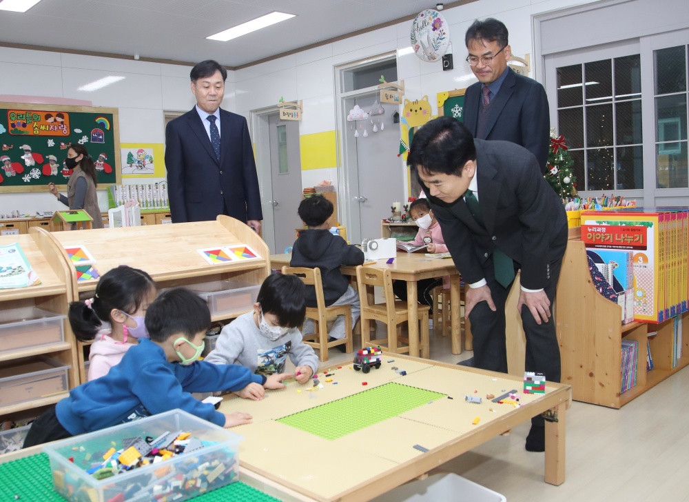 ▲김대중 교육감이 중동초등학교를 방문하여 농산어촌 유학 운영 현장을 살피고 있다. ⓒ전라남도교육청