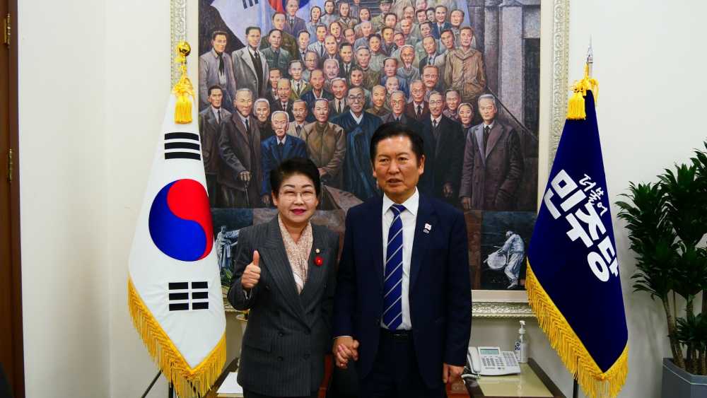 ▲ 여수시의회 의장이 11월 13일 국회 더불어민주당 당대표실에서 정청래 대표와 간담회 후 기념사진을 촬영하고 있다. ⓒ여수시의회