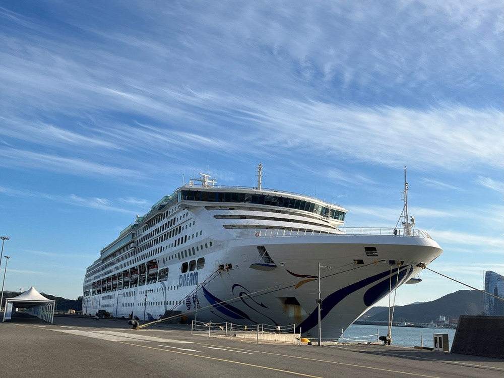 ▲ 중국 텐진에서 출발한 국제크루즈 ‘드림호’가 지난 21일 여수항에 입항했다. ⓒ여수시